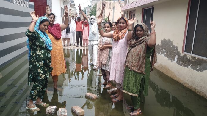 Jind News : पिछले 15 दिनों से गुरुद्वारा कालोनी में सीवरेज जाम, घरों में रसोई तक पहुंचा गंदा पानी