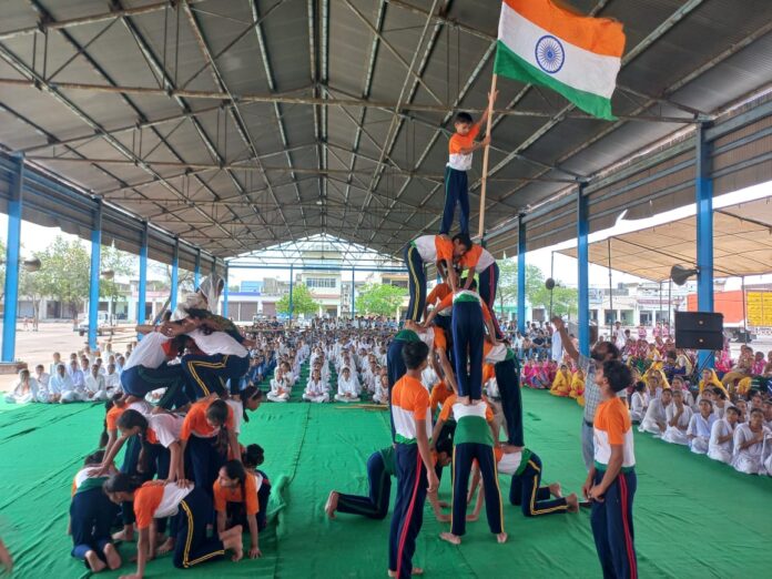 In the final rehearsal of the Independence Day celebrations, Superintendent of Police Vijay Pratap Singh hoisted the flag and took the salute of the parade.