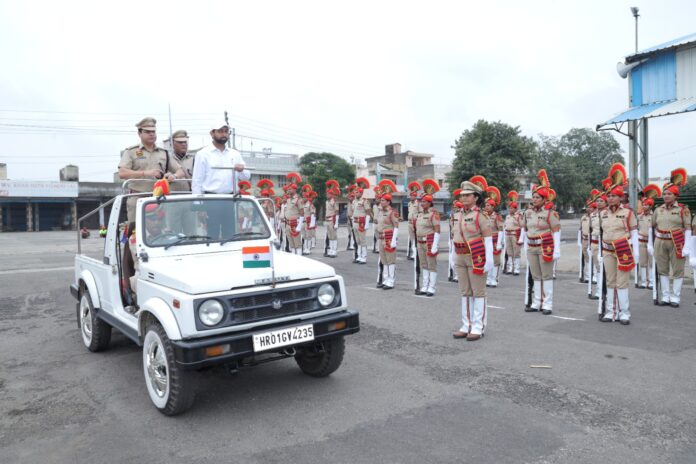 Ambala News : अंबाला शहर अनाज मंडी में स्वतंत्रता दिवस समारोह की फाईनल रिहर्सल हुई, डीसी पार्थ गुप्ता ने ध्वजारोहण कर मार्च पास्ट की सलामी ली