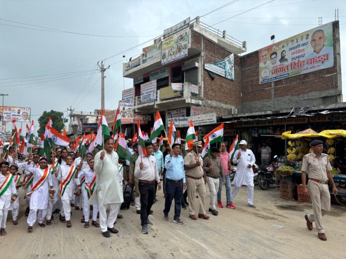 Under the leadership of SDM, a tricolor rally was taken out under the tricolor campaign for every house.