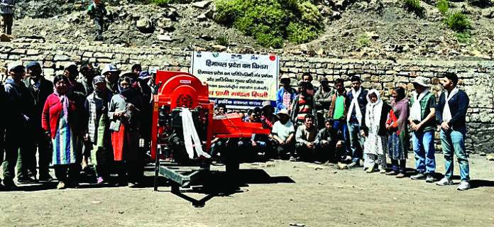 जाइका ने देमुल गांव को दी थ्रेशिंग मशीनों की सौगात