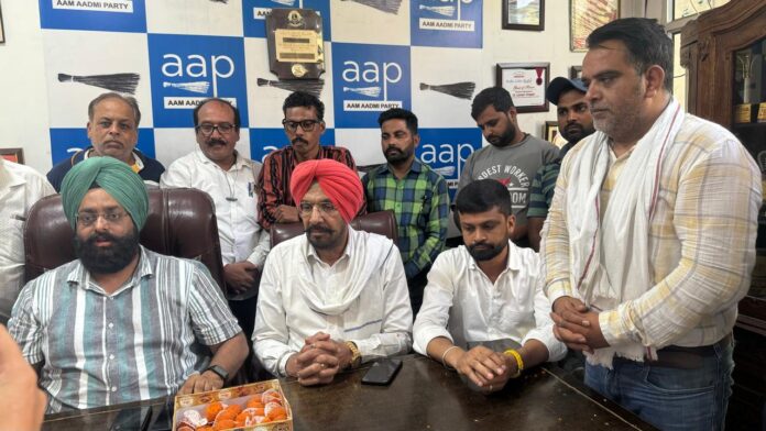 AAP leader distributed sweets on Manish Sisodia's bail