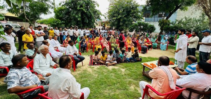 Congress leader Abhijit Lal Singh addressed the public meeting in Bank Colony.