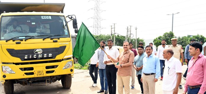 Municipal Commissioner Dr. Narhari Singh gave the green signal to the dumpers carrying garbage.