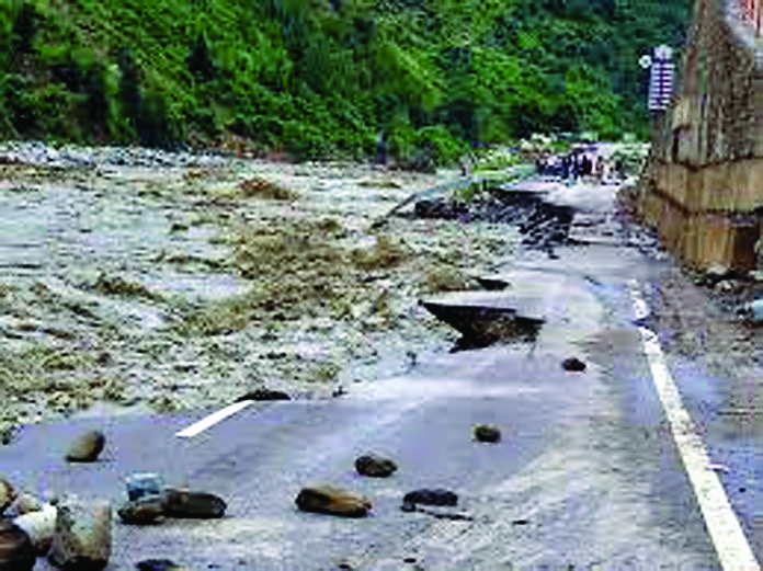 प्रदेश में बारिश और बादल फटने से बड़ी मुश्किलें