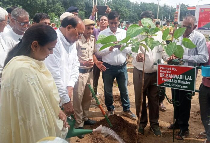 Every person must plant a tree in the name of mother with the theme: Dr. Banwari