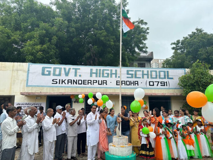 Sarpanch Sunder Lal Yadav honored daughters on Independence Day