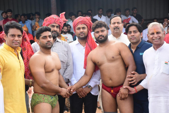 On Independence Day, wrestling with a prize of Rs 1.5 lakh ended in a draw in Ullawas.