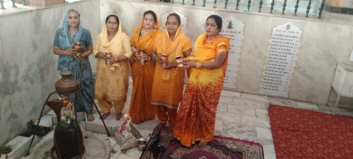 Women seekers took out Kanwar Yatra and performed Jalabhishek