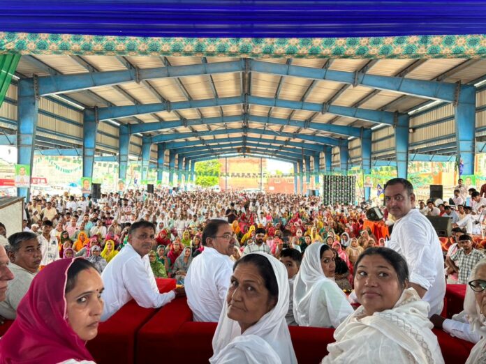 Abhay Chautala included Subhash Mann, who was elected district councilor with the highest number of votes in the state, in a huge public meeting.