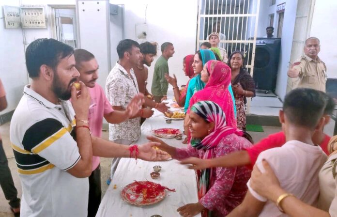 Sisters tied Rakhi to their brothers in the district jail