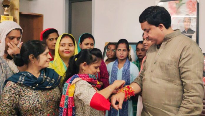 Sisters of all religions tied Rakhi to Congress leader Sanjay Aggarwal