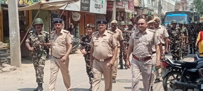 Charkhi Dadri Police and Paramilitary Force (SSB) took out flag march, appealed to people to vote fearlessly.