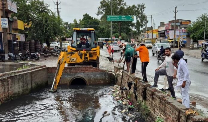 Corporation workers remained steadfast even in the rain, did not allow waterlogging for long