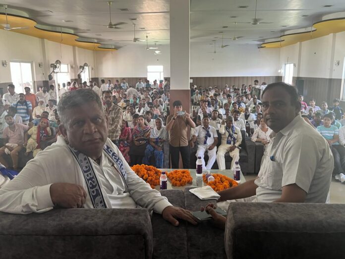 A huge crowd gathered in the road show of BSP-INLD candidate Darshan Kheda