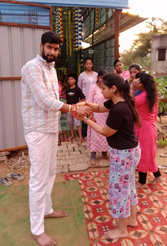 Rakshabandhan festival was celebrated with devotion and joy in Shri Shyam Mandir Satnali