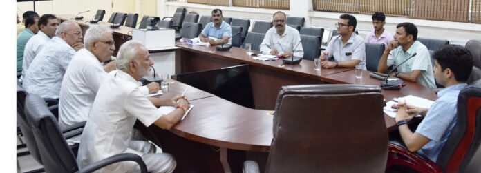 Deputy Commissioner Abhishek Meena gave instructions to the representatives of political parties in the meeting