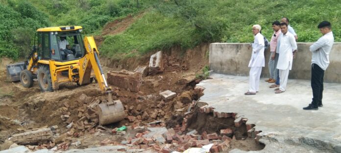 Villagers raised slogans when the ramp of the pond broke due to rain, the department deployed the team to repair it.