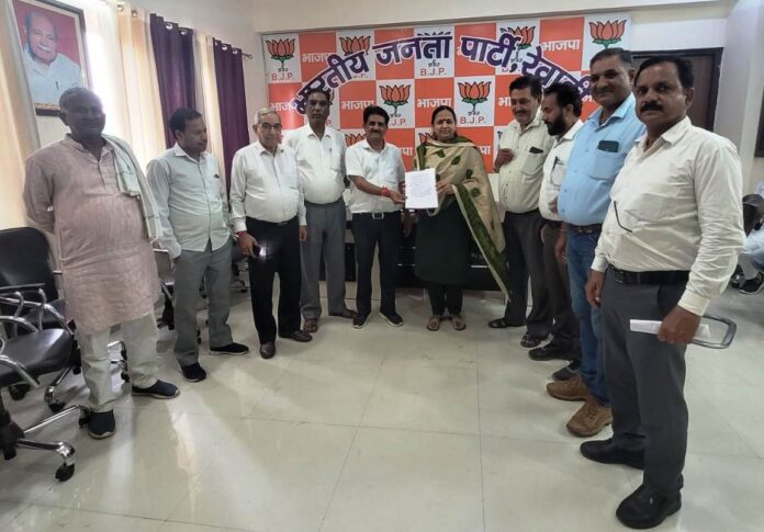 Municipal Council Chairman Poonam should be given BJP ticket from Rewari constituency.