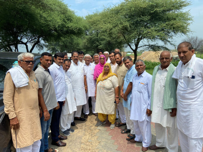 Ajay Chautala reached the old worker's house and took refreshments.