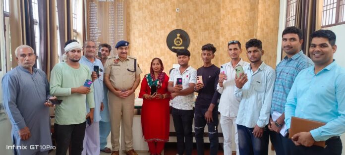 Cyber ​​Branch Charkhi Dadri recovered 13 lost mobile phones worth Rs 2 lakh and handed them over to their owners.