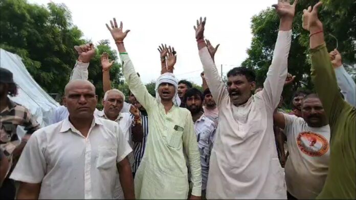 Hindu organizations protested against the march near Chidiya by calling it Pakistani flag, both sides reached the police post