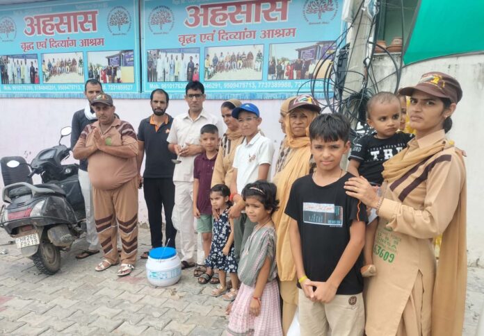 Dera lovers visited the ashram for elderly and disabled people and served them