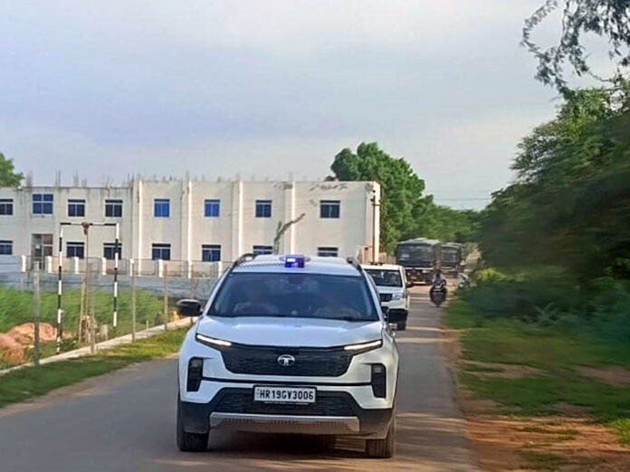 The police took out a flag march and gave the message of voting without fear, inform the police about the activities of anti-social elements.