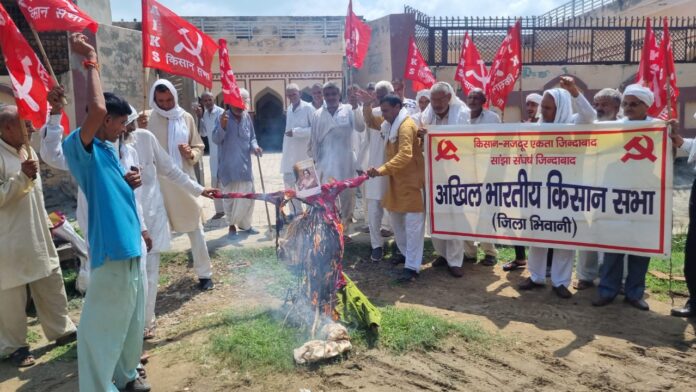 Kangana Ranaut's effigy burnt in protest against her abusing farmers