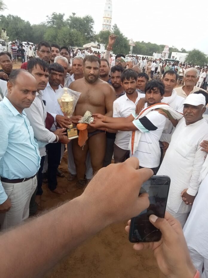 Bhola wrestler won wrestling worth one lakh in Ladawas wrestling competition