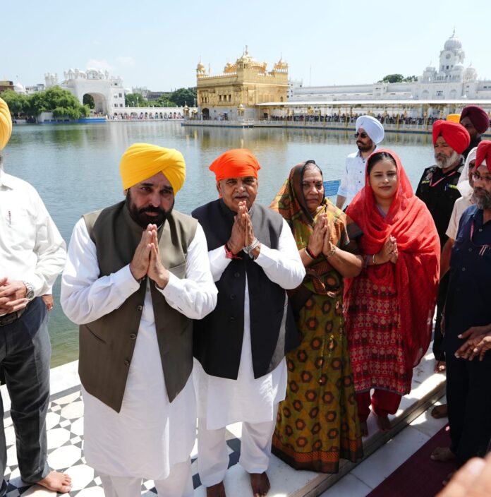 राज्यपाल और मुख्यमंत्री श्री हरमंदिर साहिब और श्री दुर्ग्याणा मंदिर में हुए नतमस्तक