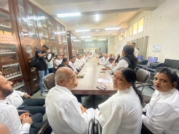 Congress leaders were welcomed by the Congress Legal Cell in the District Bar Room