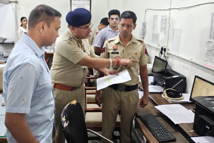 SP inspected all the branches of the office and gave proper instructions