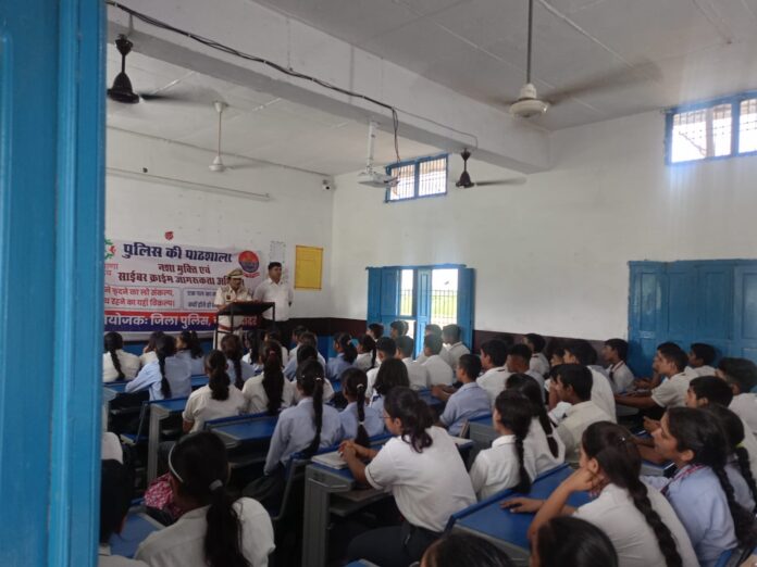 Police made students aware about traffic and road crimes, administered oath of drug addiction