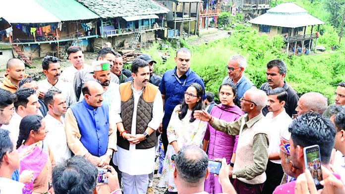 आपदा प्रभावितों से मिले विक्रमादित्य सिंह, हर संभव मदद का दिया भरोसा