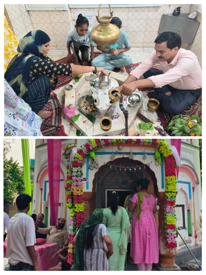 The temple was decorated like a bride and there was a lot of enthusiasm for Shivratri and long queues of devotees were seen.