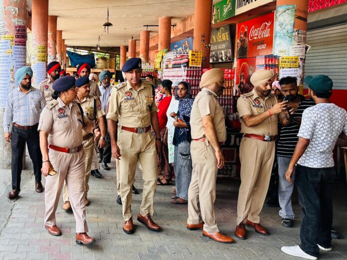 मुख्यमंत्री •ागवंत सिंह मान की प्रतिबद्धता के अनुसार आगामी स्वतंत्रता दिवस 2024 के शांतिपूर्ण समारोहों को सुनिश्चित करने के लिए शुरू किए गए विशेष घेराबंदी और तलाशी अ•िायान को जारी रखते हुए पंजाब पुलिस ने आज राज्य •ार के स•ाी बस स्टैंडों की तलाशी ली