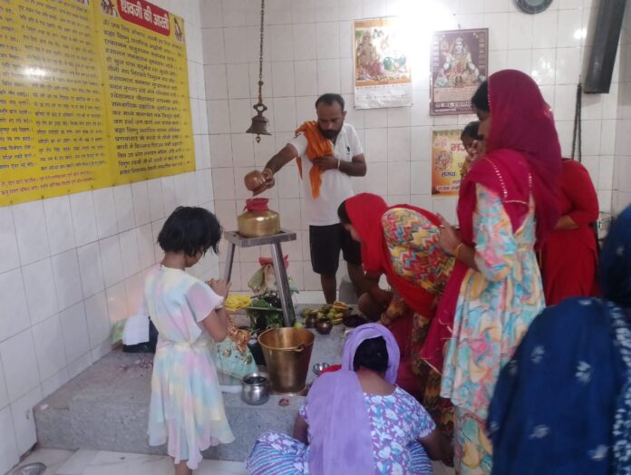 On the fifth Monday of the month of Sawan, a crowd of Shiva devotees gathered at the Shiva temple.