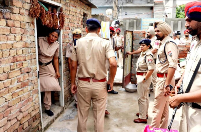 पुलिस ने बड़े पैमाने पर आपरेशन के दौरान नशे के हाटस्पाट्स को बनाया निशाना