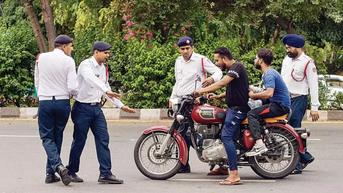 Traffic Rules : बाइक, स्कूटर चलाने वालों के लिए सरकार ने जारी की अलर्ट! लागू होने जा रहा ये नियम, हर हाल में करना होगा पालन