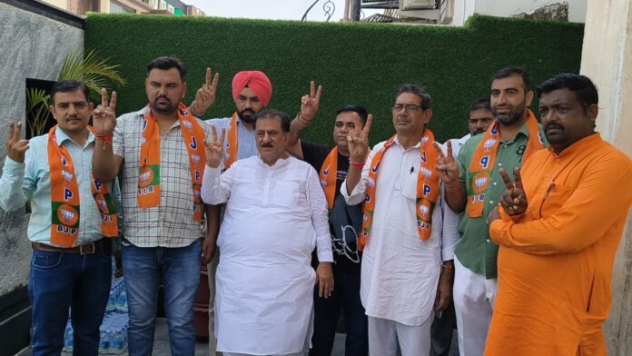 6 members of the Block Committee joined BJP under the leadership of the Minister of State. Minister of State Subhash Sudha welcomed the Block Committee members from other parties.