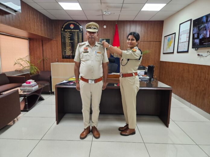 SP Fatehabad congratulated on being promoted from Havildar to ASI