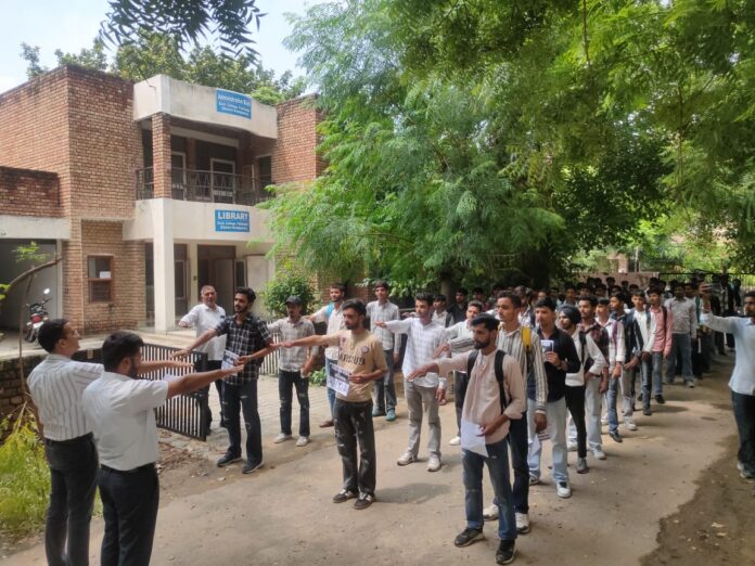 Students of Government College Fatehabad took out a de-addiction rally