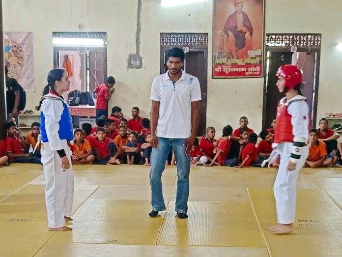 DAV Nagpur player Yashika won in kick boxing