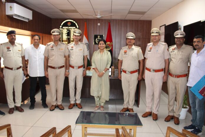 SP awarded stars to head constable on becoming assistant sub inspector