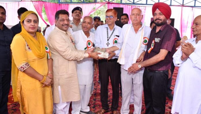 Govind Kanda hoisted the flag at PM Shri Government Senior Secondary School, Ding