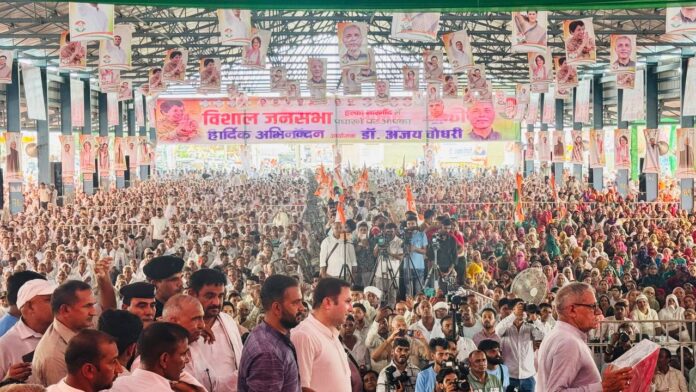 Men and women also attended the huge crowd that gathered for the Narnaund Congress Sandesh Yatra