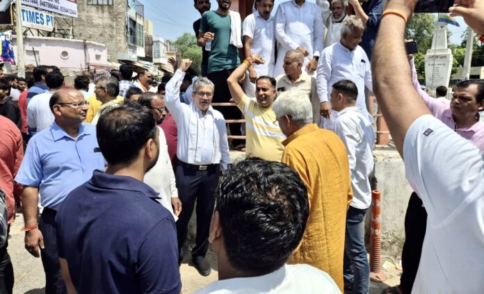 Traders protested against the firing incident demanding ransom from the businessman.