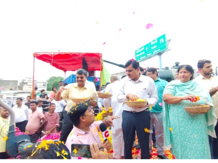 The mayor and officials showered flowers on the Kanwariyas