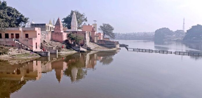 In Shiva Yoga and Siddhi Yoga, devotees will offer water to their ancestors on Somvati Amavasya